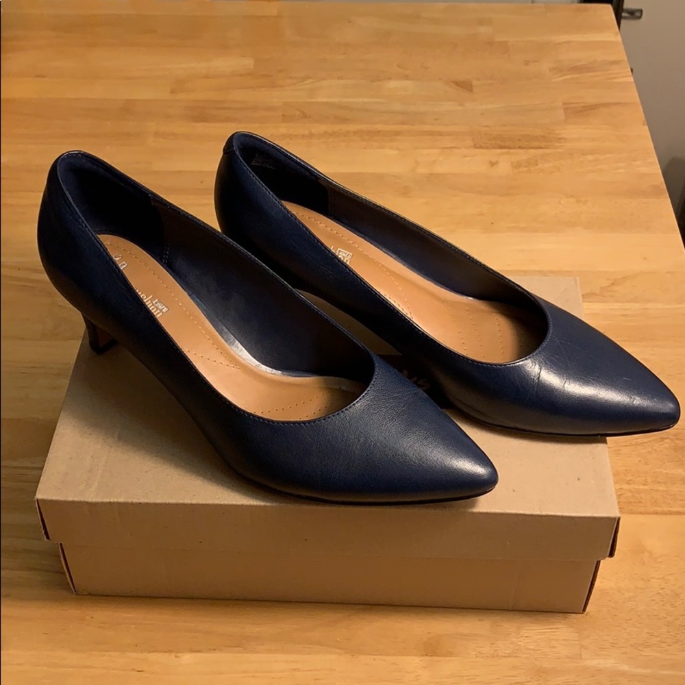 Clarks navy leather women’s 9.5